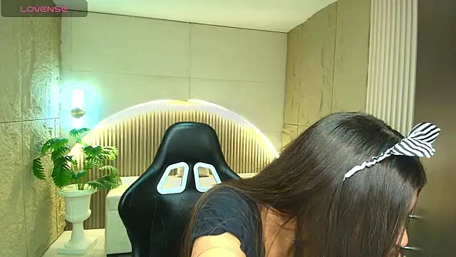 Snapshot of dany_r_ chatting on 18, 11, 2025 dany r online show from 18, 11, 2025