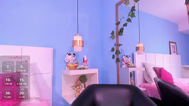 Snapshot of PenelopeBond chatting on 17, 10, 2025 PenelopeBond online show from 17, 10, 2025