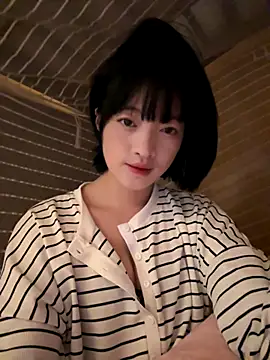 Snapshot of Tramy_xx chatting on 13, 10, 2025 Tramy xx online show from 13, 10, 2025