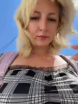 Snapshot of RonnieKiss chatting on 4, 6, 2026 RonnieKiss online show from 4, 6, 2026