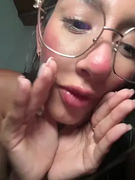 Snapshot of Julieta_Duque chatting on 6, 4, 2026 Julieta Duque online show from 6, 4, 2026