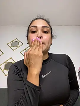 Snapshot of FOX_LATINA chatting on 8, 6, 2026 FOX LATINA online show from 8, 6, 2026