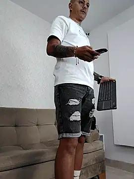 Snapshot of MaximoHall86 chatting on 8, 10, 2025 MaximoHall86 online show from 8, 10, 2025