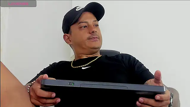 Snapshot of MaximoHall86 chatting on 20, 10, 2025 MaximoHall86 online show from 20, 10, 2025