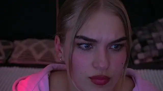 Snapshot of AlinaLiii chatting on 10, 11, 2025 AlinaLiii online show from 10, 11, 2025