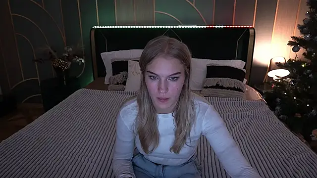 Snapshot of AlinaLiii chatting on 16, 12, 2025 AlinaLiii online show from 16, 12, 2025