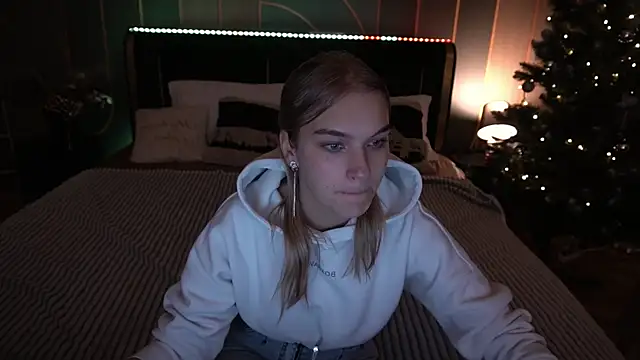 Snapshot of AlinaLiii chatting on 19, 12, 2025 AlinaLiii online show from 19, 12, 2025