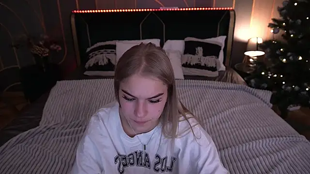 Snapshot of AlinaLiii chatting on 12, 1, 2026 AlinaLiii online show from 12, 1, 2026