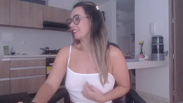 Snapshot of LovePaula chatting on 15, 3, 2026 LovePaula online show from 15, 3, 2026