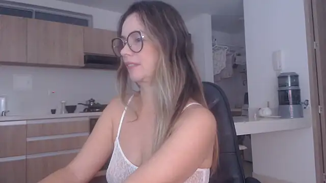 Snapshot of LovePaula chatting on 14, 4, 2026 LovePaula online show from 14, 4, 2026
