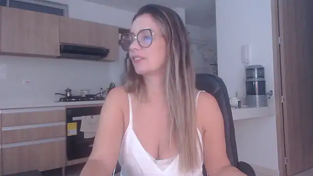 Snapshot of LovePaula chatting on 16, 4, 2026 LovePaula online show from 16, 4, 2026