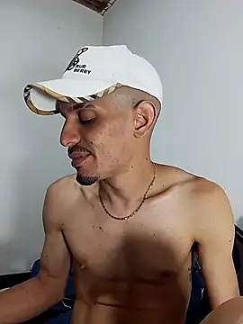 Snapshot of LATINO27CM chatting on 15, 10, 2025 LATINO27CM online show from 15, 10, 2025