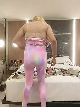 Snapshot of transreyna chatting on 3, 6, 2026 transreyna online show from 3, 6, 2026