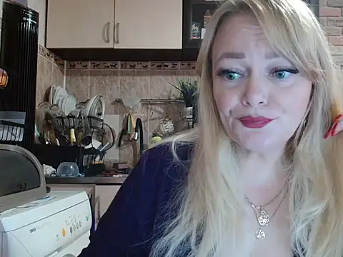 Snapshot of Sweet-blonde chatting on 6, 10, 2025 Sweet-blonde online show from 6, 10, 2025