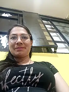 Snapshot of Mia-love-03 chatting on 28, 10, 2025 Mia-love-03 online show from 28, 10, 2025