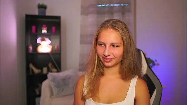 Snapshot of emmie_murray chatting on 17, 10, 2025 emmie murray online show from 17, 10, 2025