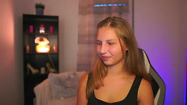 Snapshot of emmie_murray chatting on 19, 10, 2025 emmie murray online show from 19, 10, 2025