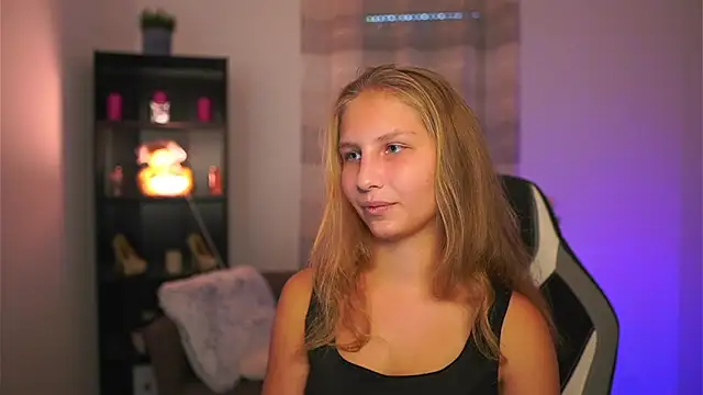 Snapshot of emmie_murray chatting on 25, 10, 2025 emmie murray online show from 25, 10, 2025