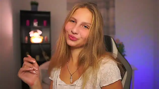 Snapshot of emmie_murray chatting on 13, 11, 2025 emmie murray online show from 13, 11, 2025