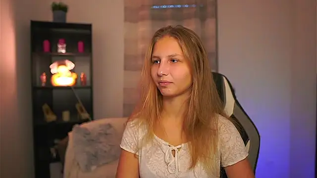 Snapshot of emmie_murray chatting on 16, 11, 2025 emmie murray online show from 16, 11, 2025