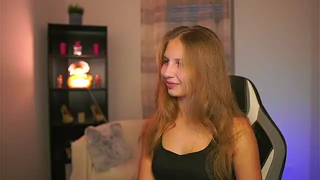 Snapshot of emmie_murray chatting on 4, 12, 2025 emmie murray online show from 4, 12, 2025