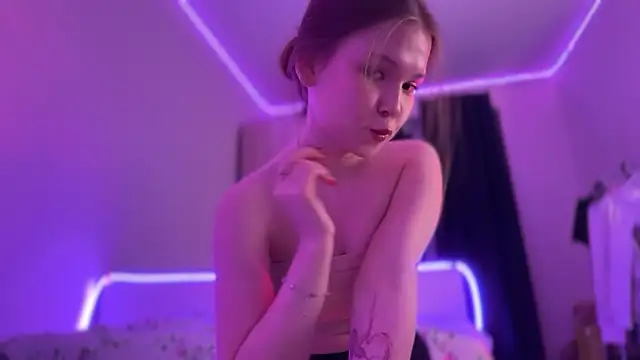 Snapshot of CandysRose chatting on 28, 10, 2025 CandysRose online show from 28, 10, 2025