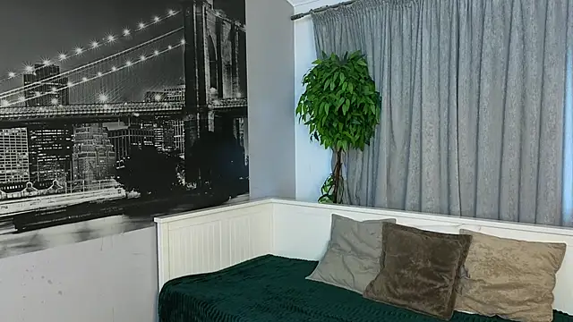 Snapshot of MilaYumi chatting on 13, 11, 2025 MilaYumi online show from 13, 11, 2025