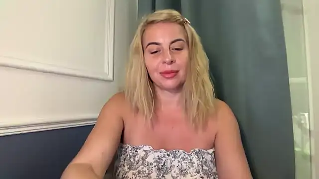 Snapshot of Miravynn chatting on 21, 12, 2025 Miravynn online show from 21, 12, 2025