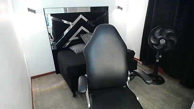 MarianaRojas  online show from 22, 4, 2026