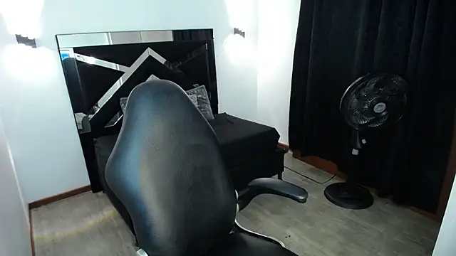 Snapshot of MarianaRojas_ chatting on 15, 6, 2026 MarianaRojas online show from 15, 6, 2026