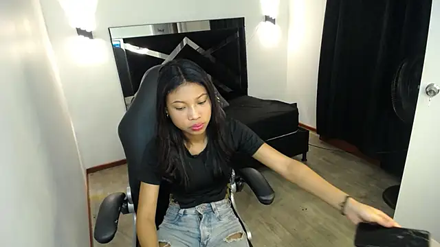 Snapshot of MarianaRojas_ chatting on 17, 7, 2026 MarianaRojas online show from 17, 7, 2026
