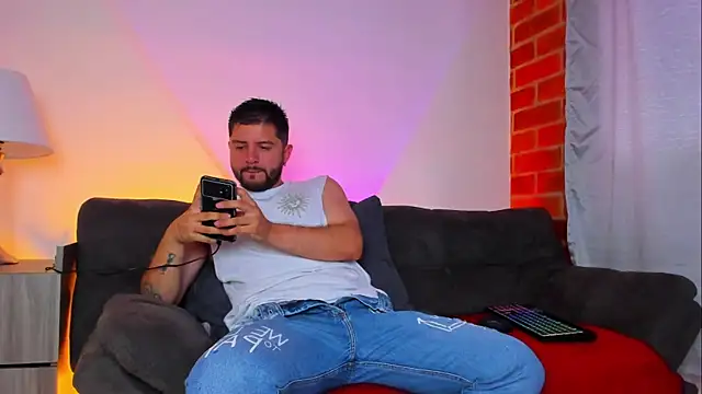 Snapshot of TomSloam chatting on 17, 10, 2025 TomSloam online show from 17, 10, 2025