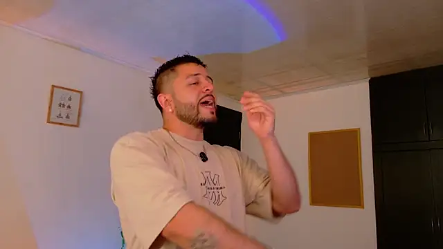 Snapshot of TomSloam chatting on 15, 11, 2025 TomSloam online show from 15, 11, 2025