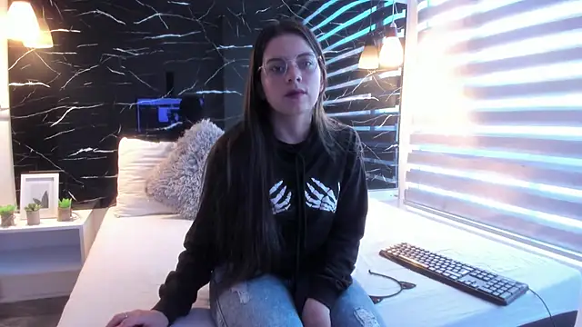 ZOE LE online show from 24, 10, 2025