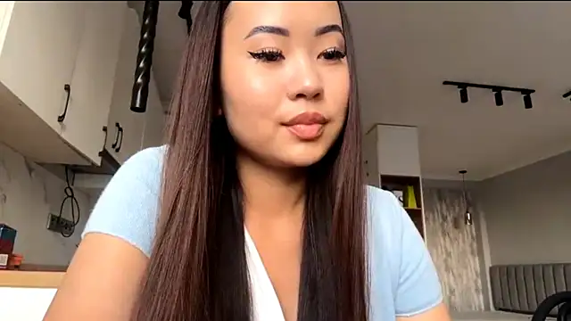 Snapshot of Ur_neighbor_Kira chatting on 13, 10, 2025 Ur neighbor Kira online show from 13, 10, 2025