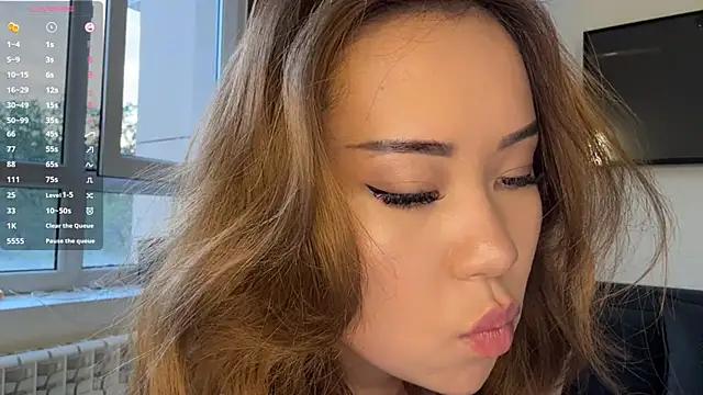 Ur neighbor Kira online show from 22, 4, 2026