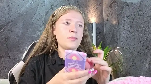 Snapshot of carla_tp chatting on 30, 10, 2025 carla tp online show from 30, 10, 2025