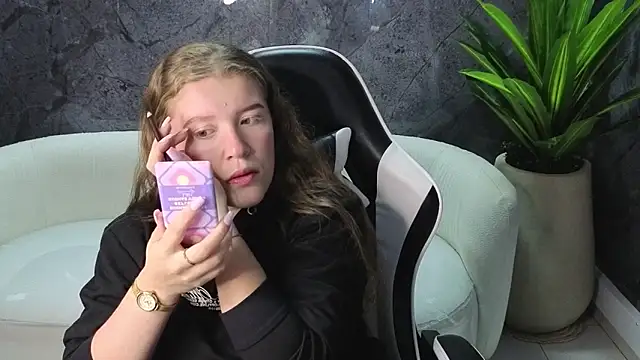 Snapshot of carla_tp chatting on 5, 11, 2025 carla tp online show from 5, 11, 2025