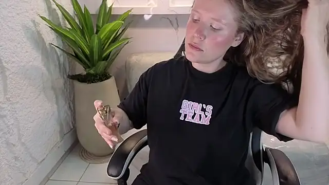 Snapshot of carla_tp chatting on 9, 11, 2025 carla tp online show from 9, 11, 2025