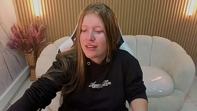 Snapshot of carla_tp chatting on 14, 11, 2025 carla tp online show from 14, 11, 2025