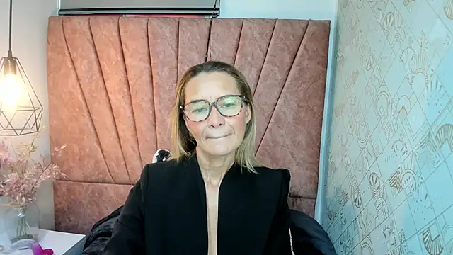 Issa Milf   online show from 17, 11, 2025