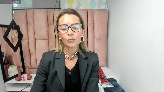 Issa Milf   online show from 27, 4, 2026