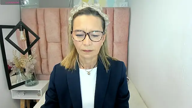 Snapshot of Issa_Milf__ chatting on 28, 5, 2026 Issa Milf online show from 28, 5, 2026