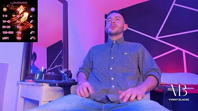 Snapshot of VynnyBlacke_ chatting on 29, 10, 2025 VynnyBlacke online show from 29, 10, 2025