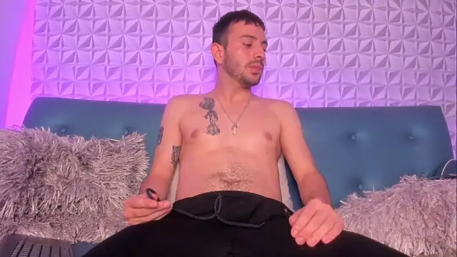 Snapshot of VynnyBlacke_ chatting on 14, 11, 2025 VynnyBlacke online show from 14, 11, 2025