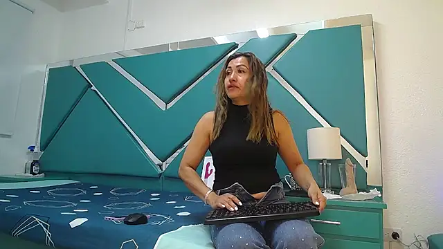 chloe  Jones  online show from 24, 4, 2026