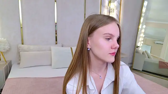 Lili Lohan online show from 10, 6, 2026