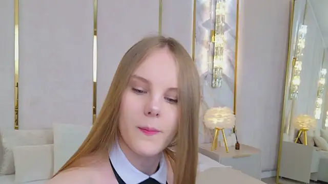 Lili Lohan online show from 22, 6, 2026