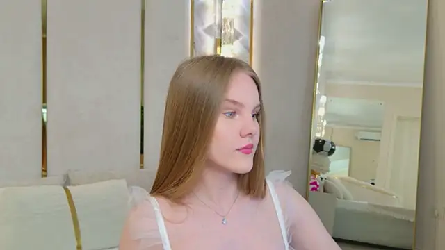 Lili Lohan online show from 4, 7, 2026