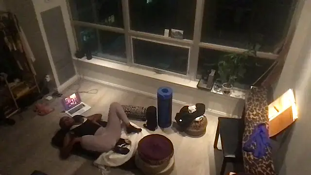 tia   fox online show from 28, 10, 2025